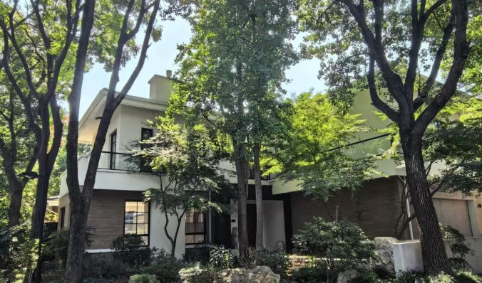 【昕升泰老钢窗】框住别墅的四季绿意
